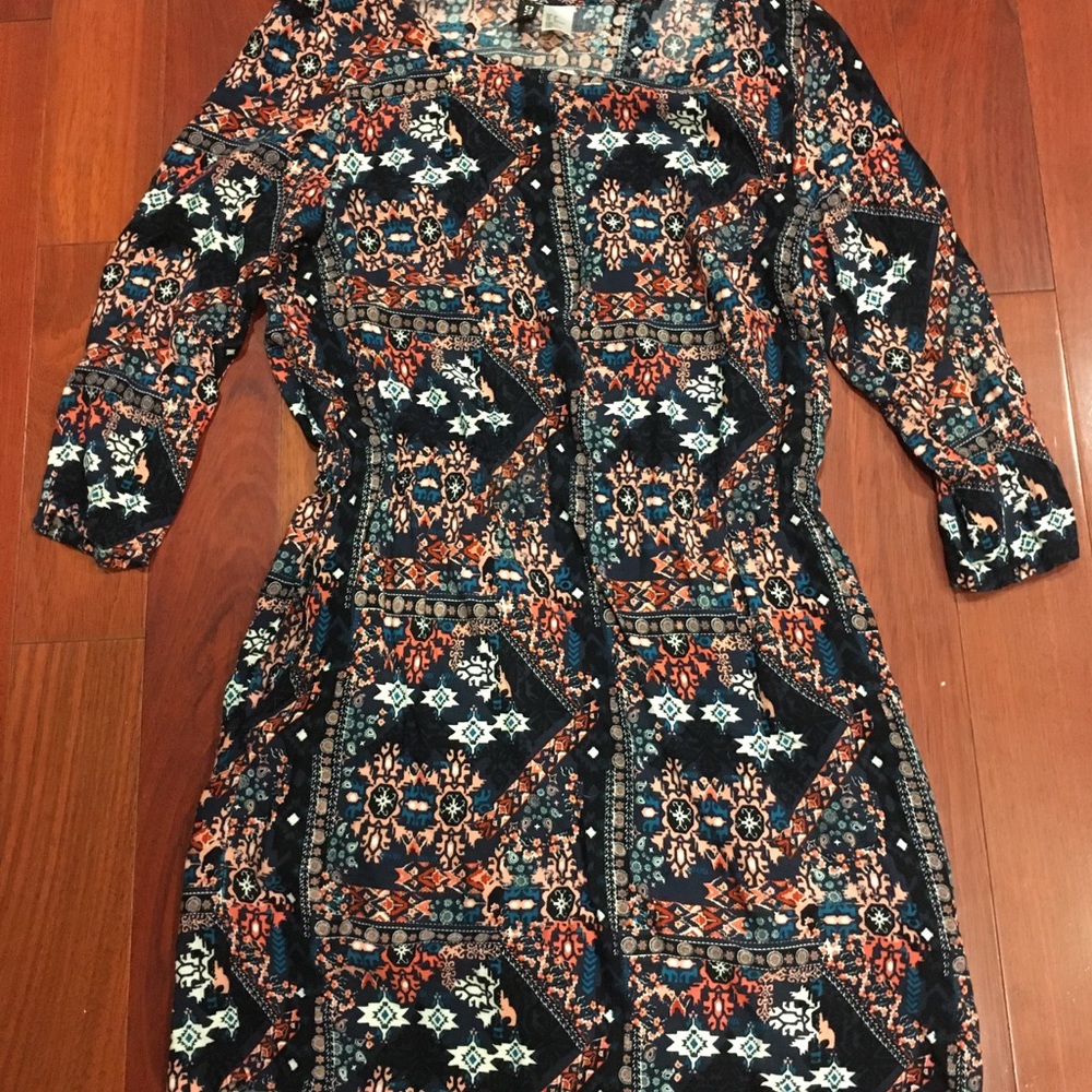 Print dress with pockets.